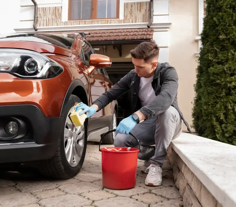 Lavage auto à domicile Orchamps-Vennes : professionnel intervenant sur un véhicule
